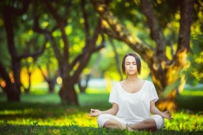 足球青训选拔营推行录像回放与专家点评闭环机制，足球青训招生方法