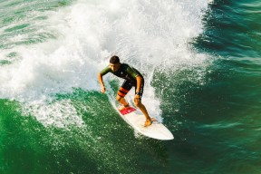 球队教练团队接受媒体采访，球队教练的作用