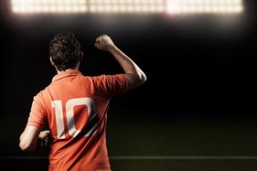 球队在小组赛末轮以净胜球优势晋级下一阶段，足球小组赛淘汰规则